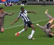 Micky van de Ven, pus în cap de două ori în prima repriză din Newcastle - Tottenham