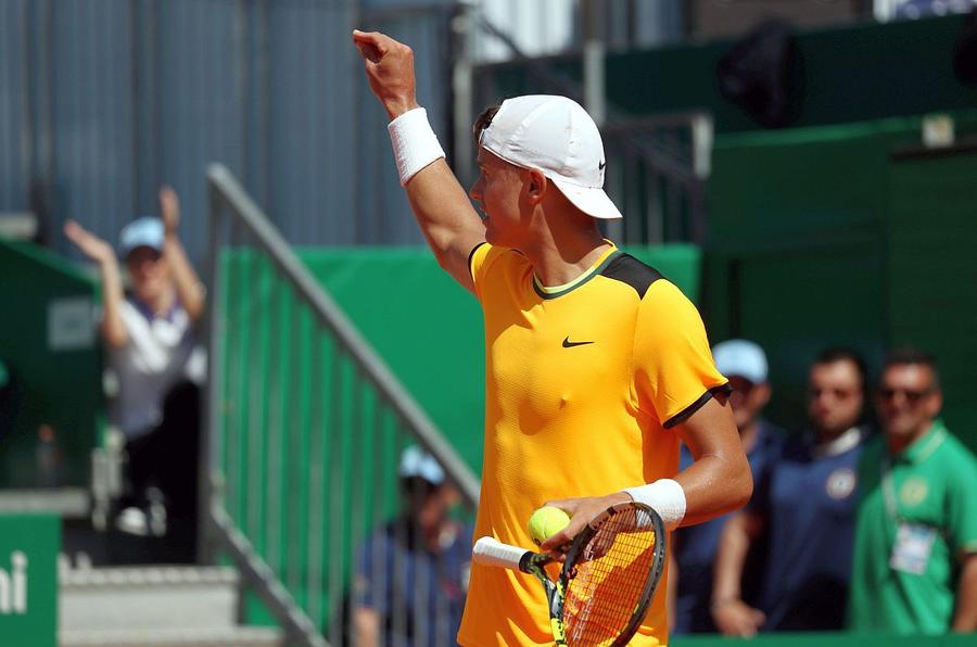 Așa a gesticulat Holger Rune în direcția spectatorilor // foto: Imago Images Scandal la Monte Carlo cu elevul lui Mouratoglou în prim-plan: „Avertisment pentru asta? Cheamă supervizorul!”