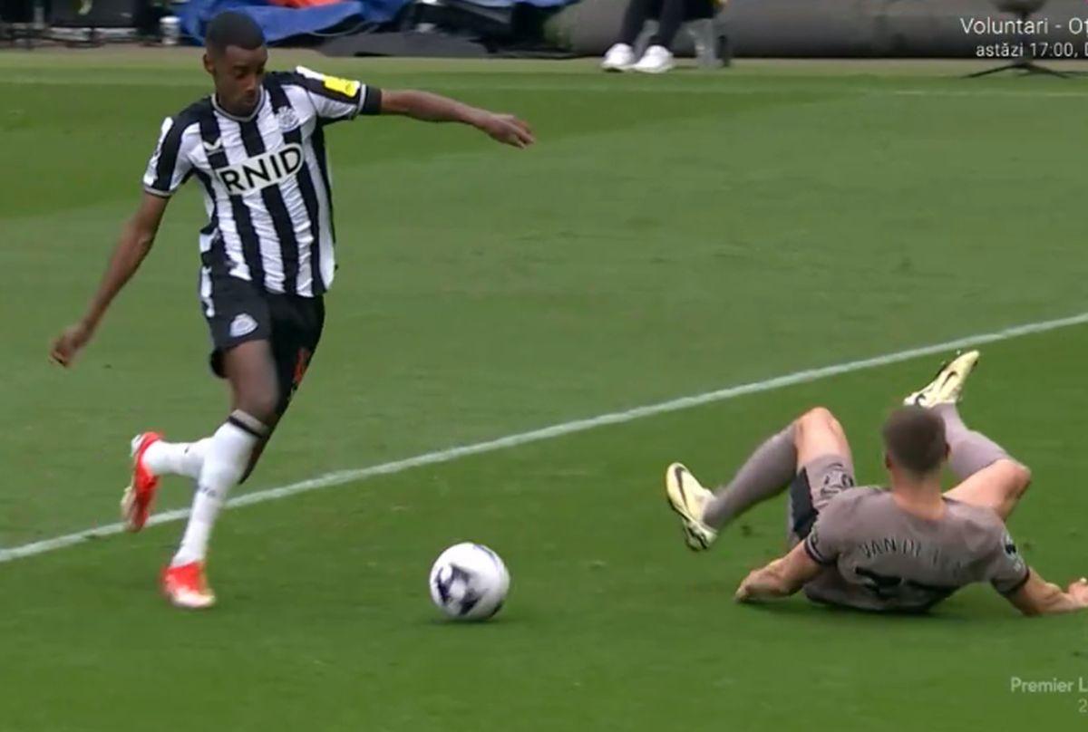 Micky van de Ven, pus în cap de două ori în prima repriză din Newcastle - Tottenham