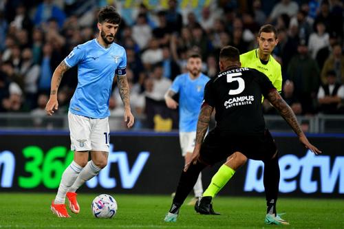 Luis Alberto într-un duel din Serie A cu Salernitana / Foto: Getty Images