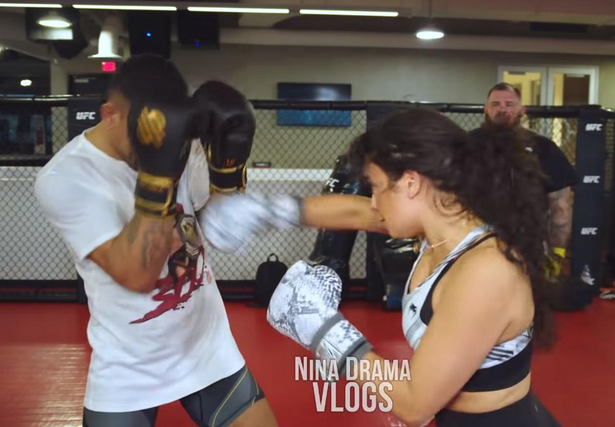 Speculații! Nina Drama, cel mai sexy reporter din UFC, ar fi „vinovată” pentru abandonul anului: Arman s-a retras înaintea luptei pentru centură