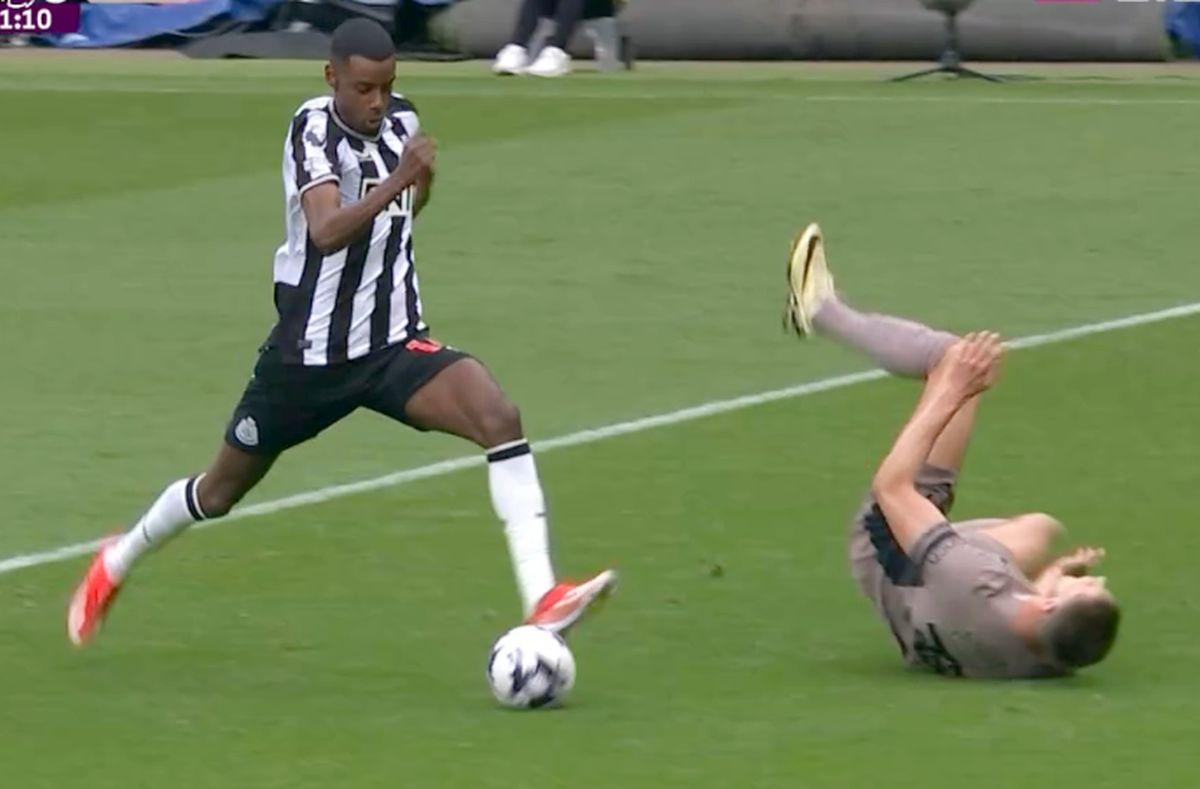 Micky van de Ven, pus în cap de două ori în prima repriză din Newcastle - Tottenham