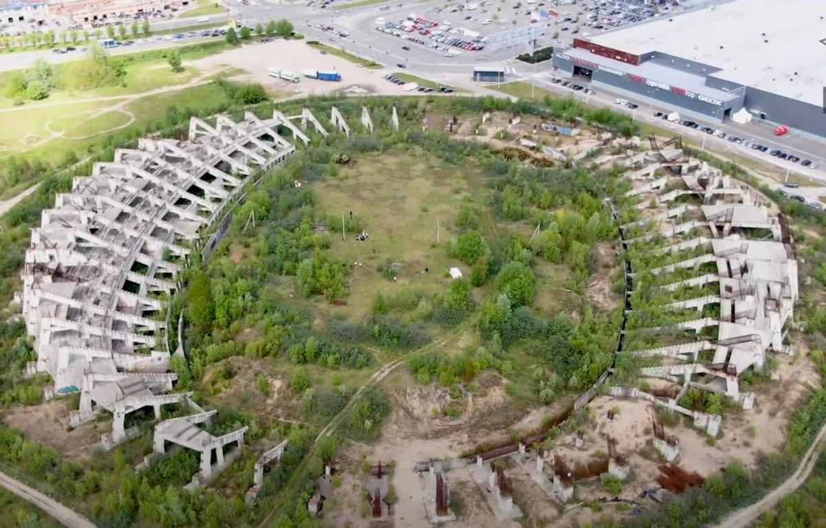 Probleme fără sfârșit! Stadionul început în 1987 a fost năpădit de vegetație » Proiect nou demarat: cost de 157 milioane de euro