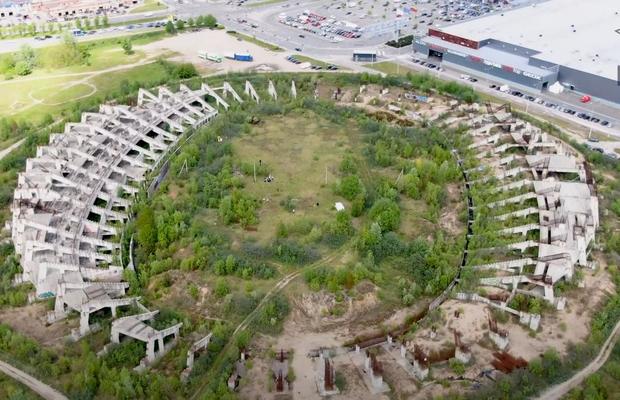Probleme fără sfârșit! Stadionul început în 1987 a fost năpădit de vegetație » Proiect nou demarat: cost de 157 milioane de euro