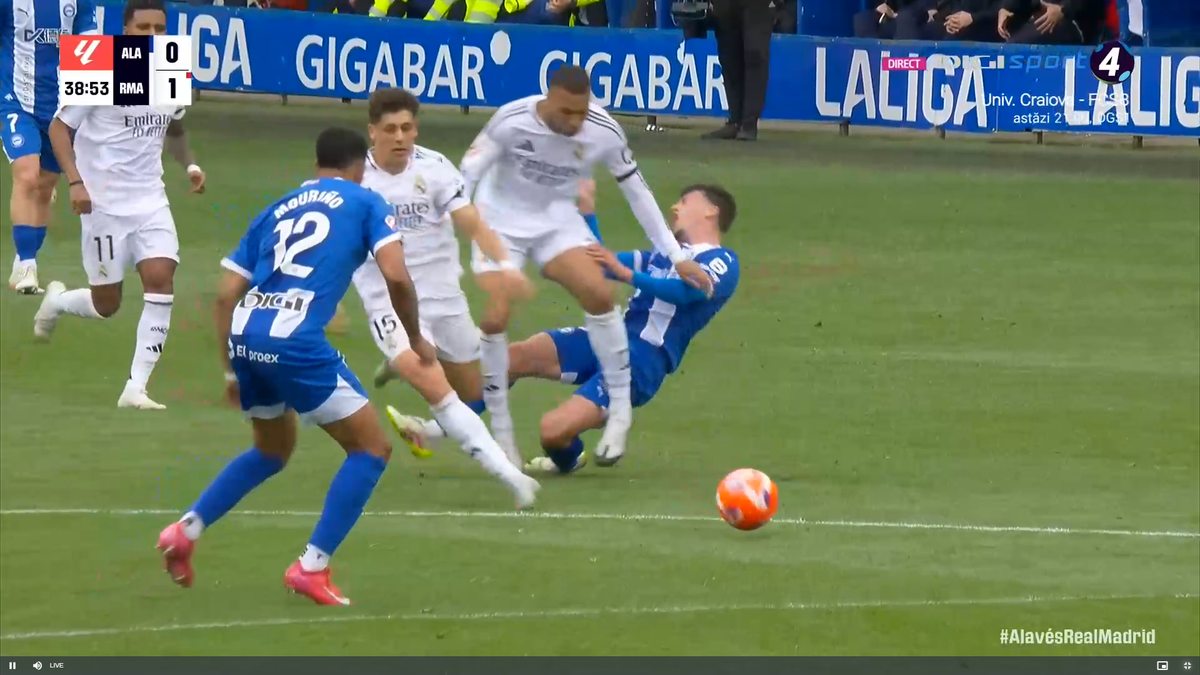 Kylian Mbappe, cartonaș roșu după o intrare criminală în Alaves - Real Madrid