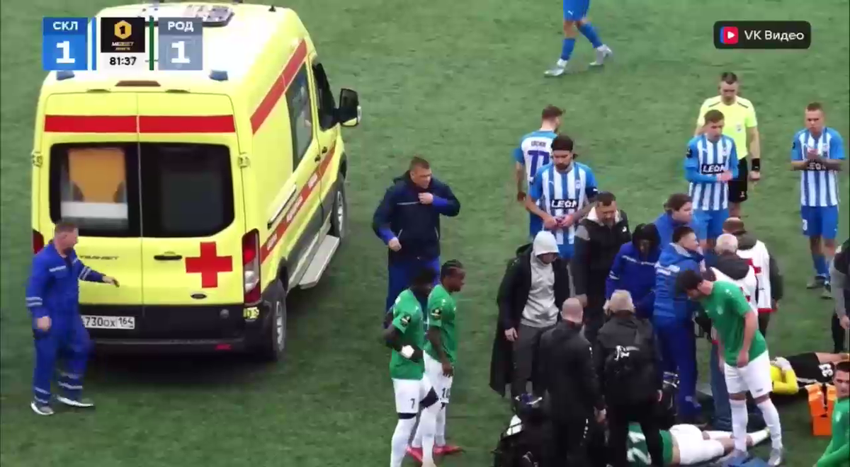 Cea mai brutală ciocnire între fotbaliști într-un meci din Rusia! Două ambulanțe au intrat pe teren, iar jucătorii au fost transportați de urgență la spital