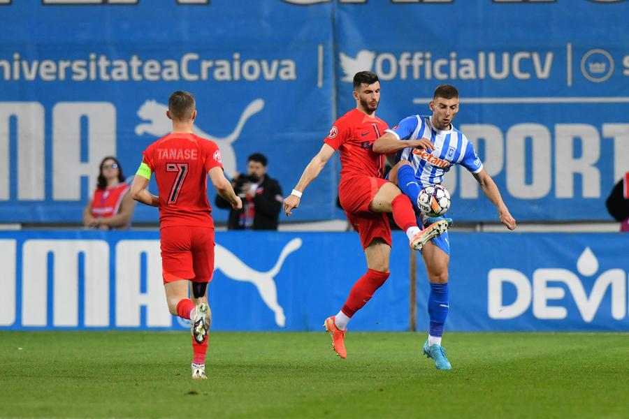 Mihai Popescu, în duel cu Lukic, la Universitatea Craiova - FCSB, etapa #4 din play-off/ foto: Cristi Preda (GSP) OUT din Craiova - FCSB! Decizie curioasă a lui Rădoi » Ce a urmat