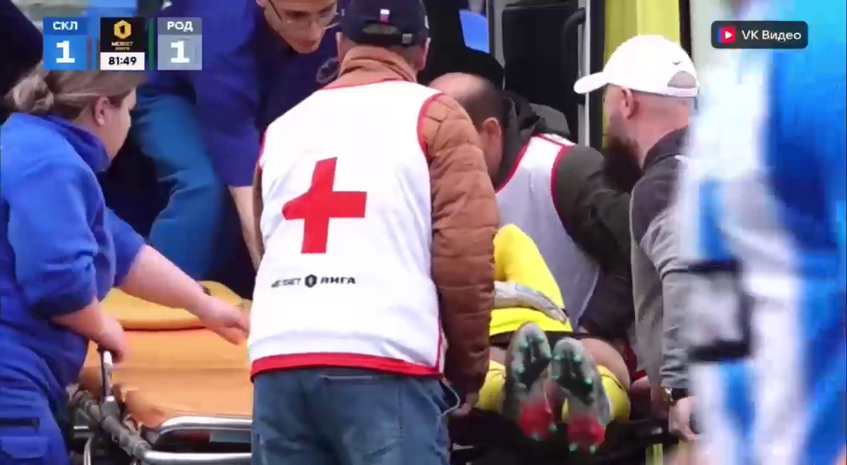 Cea mai brutală ciocnire între fotbaliști într-un meci din Rusia! Două ambulanțe au intrat pe teren, iar jucătorii au fost transportați de urgență la spital