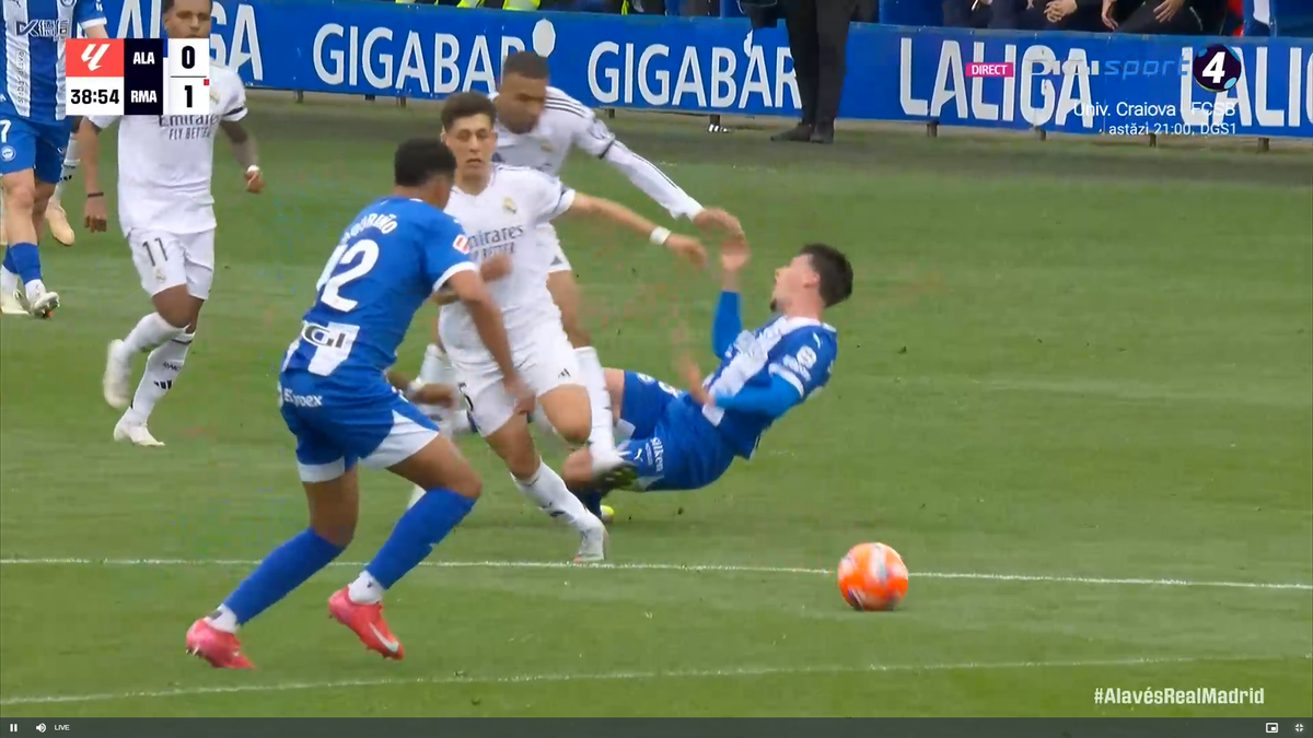 Kylian Mbappe, cartonaș roșu după o intrare criminală în Alaves - Real Madrid