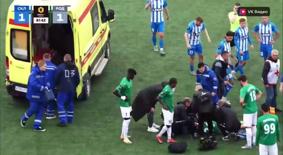 Cea mai brutală ciocnire între fotbaliști într-un meci din Rusia! Două ambulanțe au intrat pe teren, iar jucătorii au fost transportați de urgență la spital