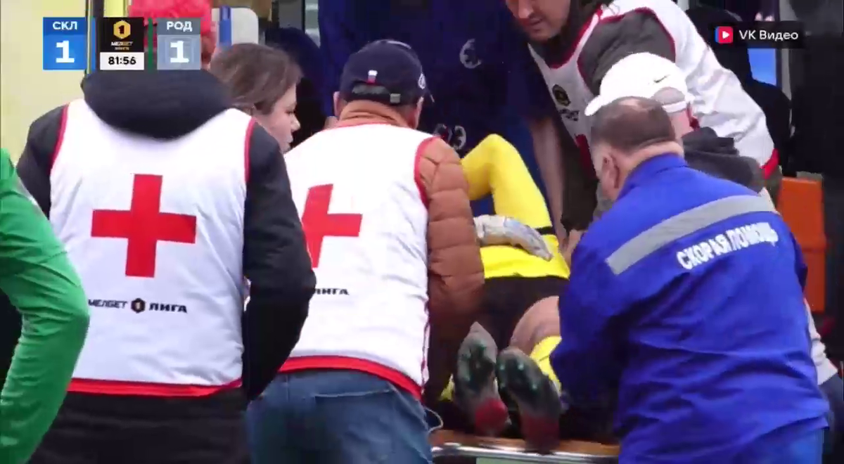 Cea mai brutală ciocnire între fotbaliști într-un meci din Rusia! Două ambulanțe au intrat pe teren, iar jucătorii au fost transportați de urgență la spital