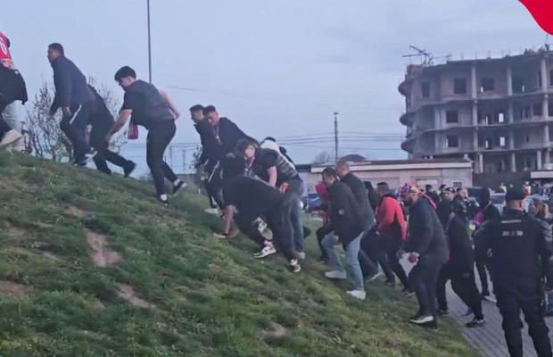 Seara pe deal » Ce au fost puși să facă ultrașii campioanei FCSB la intrarea pe arena din Craiova