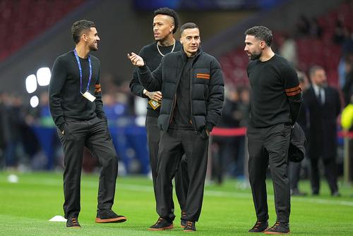 Dani Ceballos, primul din stânga, alături de alți indisponibili ai Madridului, Eder Militao și Dani Carvajal // foto: Guliver/gettyimages