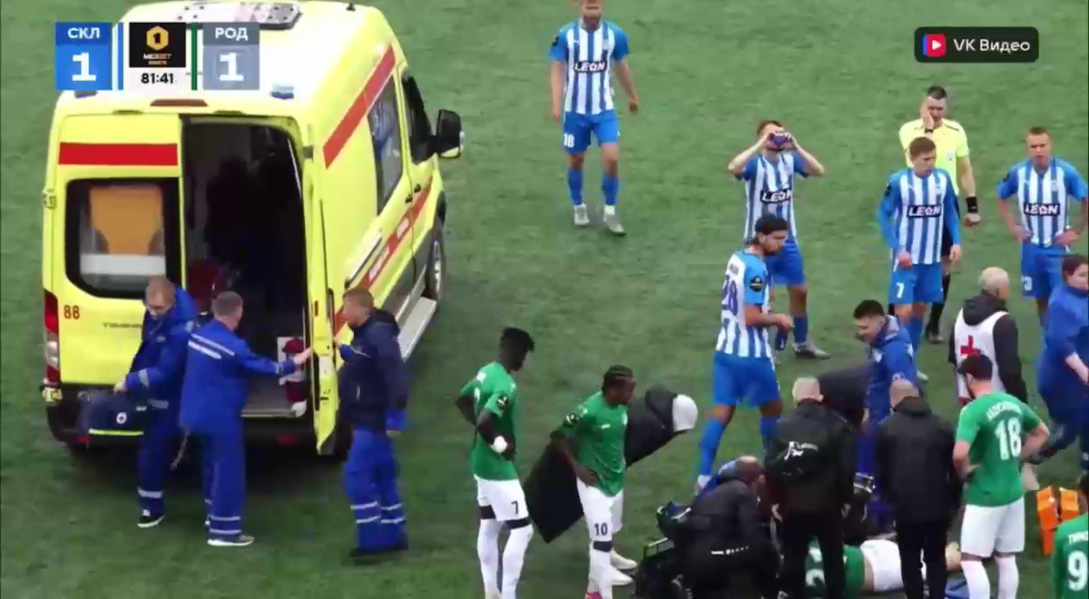 Cea mai brutală ciocnire între fotbaliști într-un meci din Rusia! Două ambulanțe au intrat pe teren, iar jucătorii au fost transportați de urgență la spital