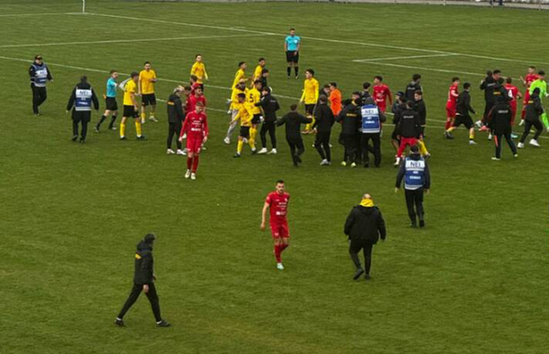 Scene uluitoare într-un meci de Liga 3 din România: fanii au pătruns pe teren și au bătut un jucător! Ce a scris arbitrul în raport: „Acesta a lovit cu brutalitate, cu pumnul”