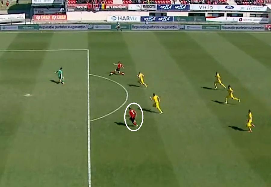 ... la fel a lui Jozef Dolný, aflat în spatele balonului în momentul pasei Csikszereda - CSM Reșița 1-1 » Liderul Ligii 2 ținut în șah și din cauza unei MARI greșeli de arbitraj!