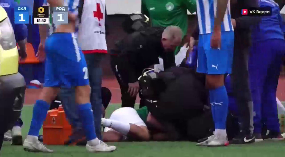 Cea mai brutală ciocnire între fotbaliști într-un meci din Rusia! Două ambulanțe au intrat pe teren, iar jucătorii au fost transportați de urgență la spital
