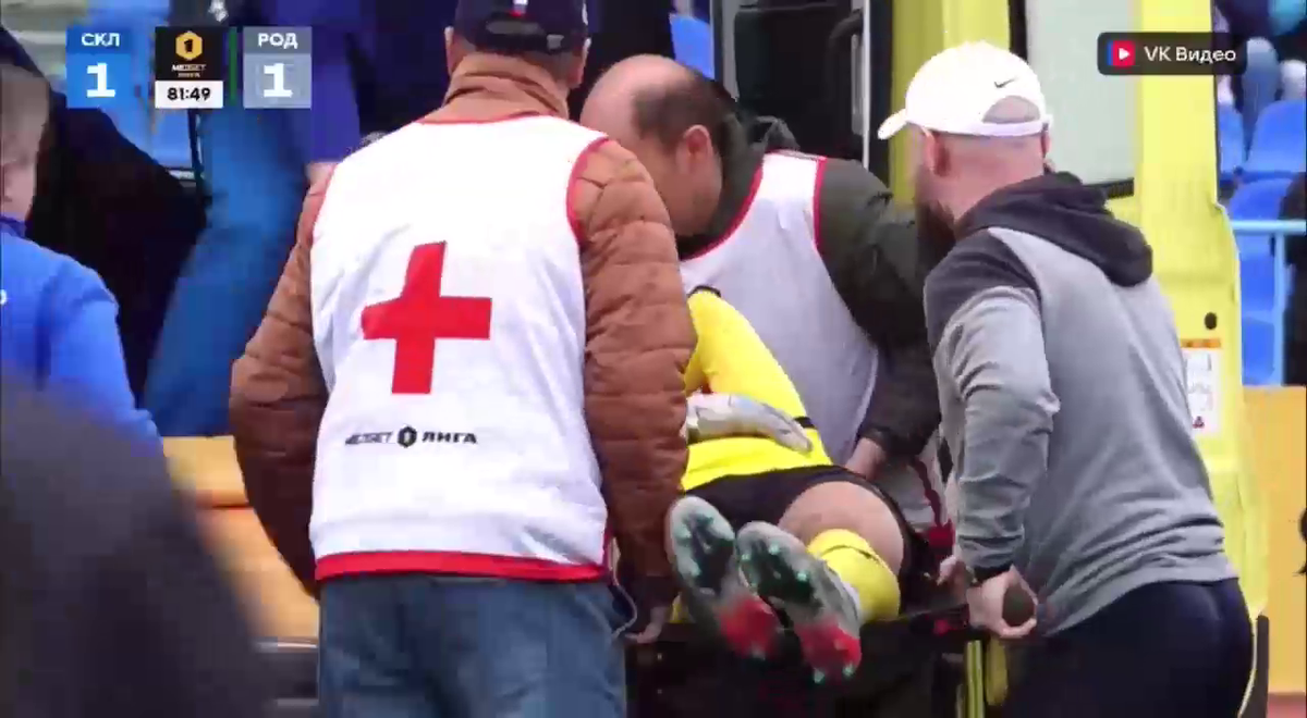 Cea mai brutală ciocnire între fotbaliști într-un meci din Rusia! Două ambulanțe au intrat pe teren, iar jucătorii au fost transportați de urgență la spital