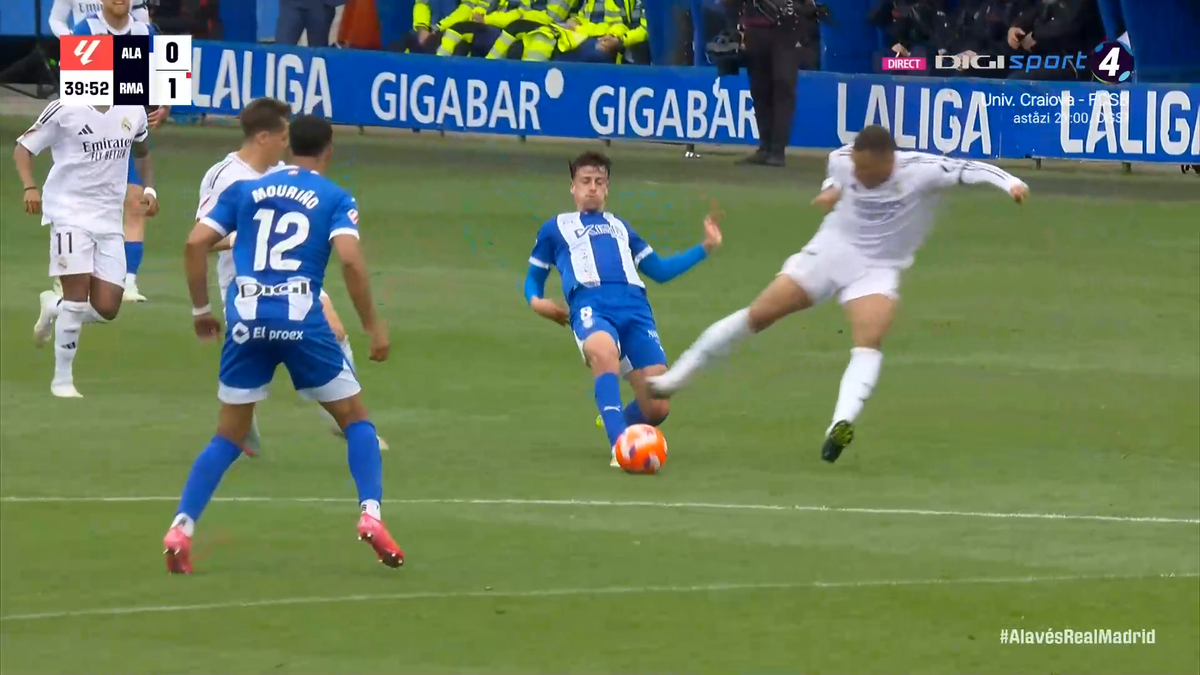 Kylian Mbappe, cartonaș roșu după o intrare criminală în Alaves - Real Madrid