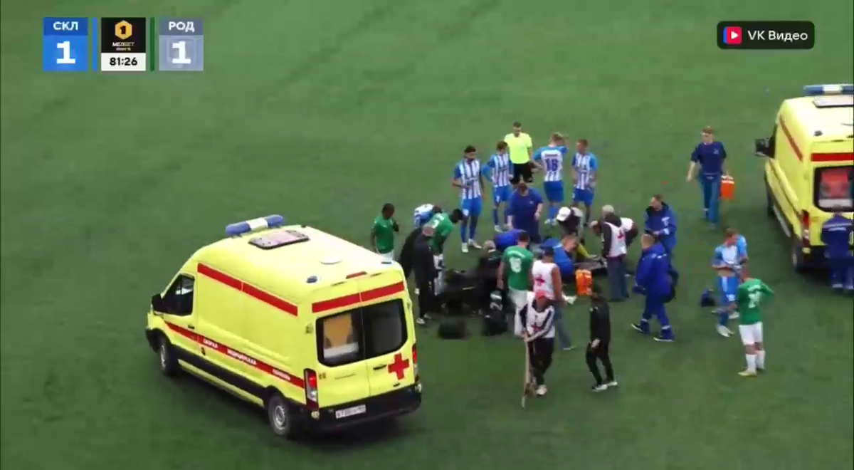Cea mai brutală ciocnire între fotbaliști într-un meci din Rusia! Două ambulanțe au intrat pe teren, iar jucătorii au fost transportați de urgență la spital