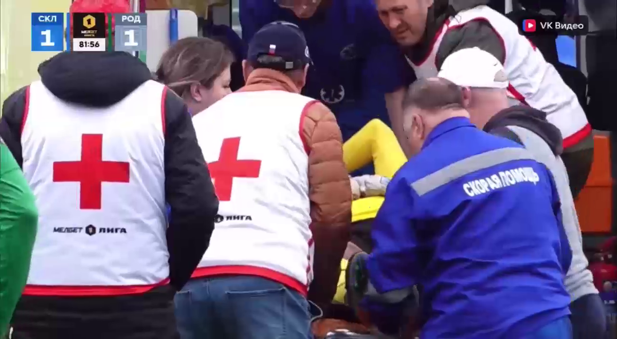 Cea mai brutală ciocnire între fotbaliști într-un meci din Rusia! Două ambulanțe au intrat pe teren, iar jucătorii au fost transportați de urgență la spital