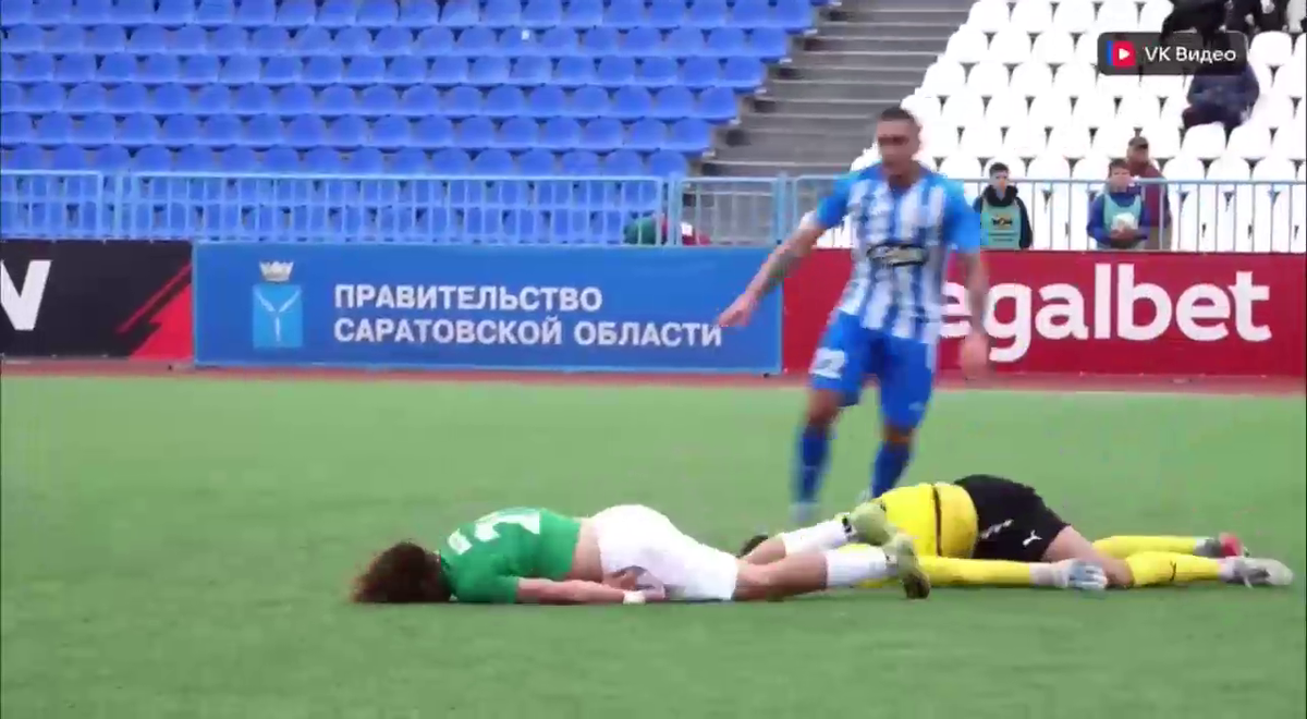 Cea mai brutală ciocnire între fotbaliști într-un meci din Rusia! Două ambulanțe au intrat pe teren, iar jucătorii au fost transportați de urgență la spital