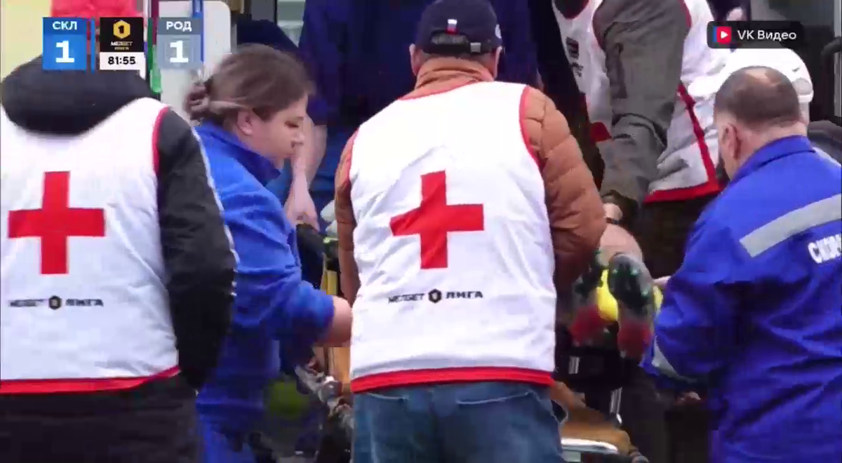 Cea mai brutală ciocnire între fotbaliști într-un meci din Rusia! Două ambulanțe au intrat pe teren, iar jucătorii au fost transportați de urgență la spital