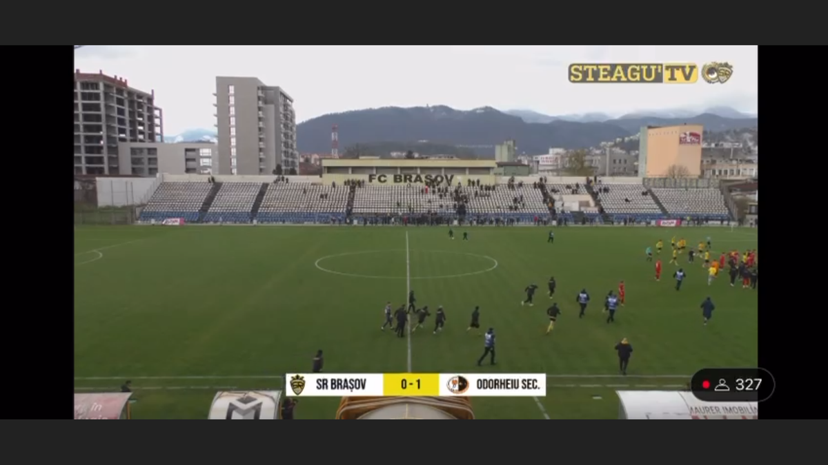 Scene uluitoare într-un meci de Liga 3 din România: fanii au pătruns pe teren și au bătut un jucător! Ce a scris arbitrul în raport: „Acesta a lovit cu brutalitate, cu pumnul”