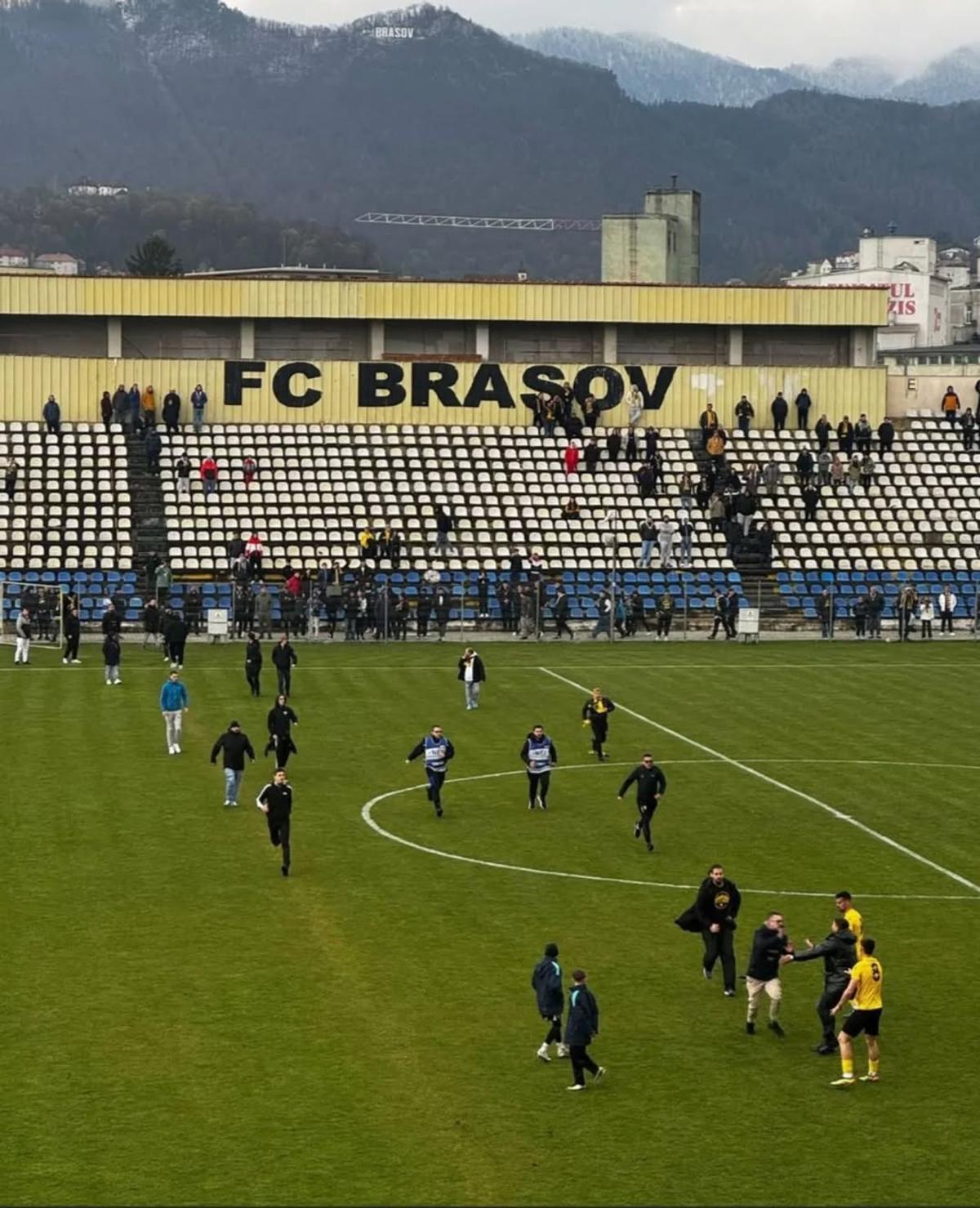 Scene uluitoare într-un meci de Liga 3 din România: fanii au pătruns pe teren și au bătut un jucător! Ce a scris arbitrul în raport: „Acesta a lovit cu brutalitate, cu pumnul”