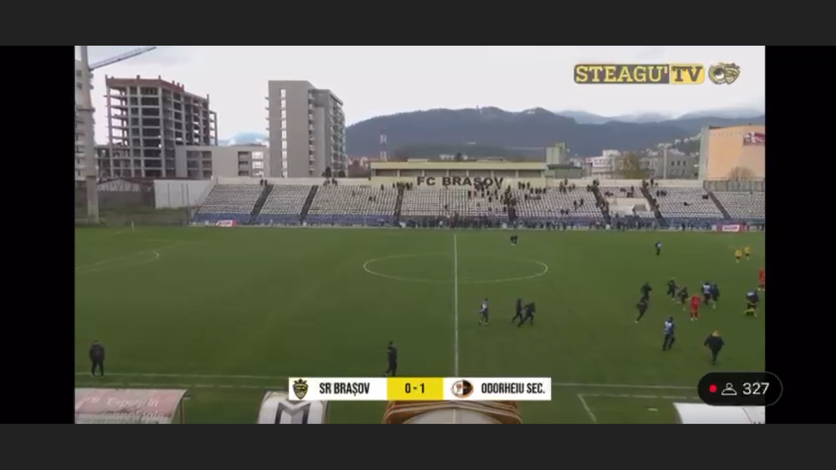 Scene uluitoare într-un meci de Liga 3 din România: fanii au pătruns pe teren și au bătut un jucător! Ce a scris arbitrul în raport: „Acesta a lovit cu brutalitate, cu pumnul”