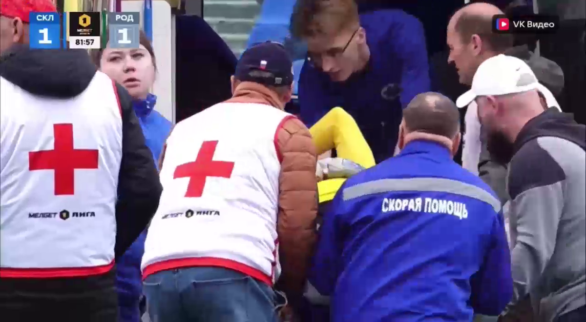 Cea mai brutală ciocnire între fotbaliști într-un meci din Rusia! Două ambulanțe au intrat pe teren, iar jucătorii au fost transportați de urgență la spital