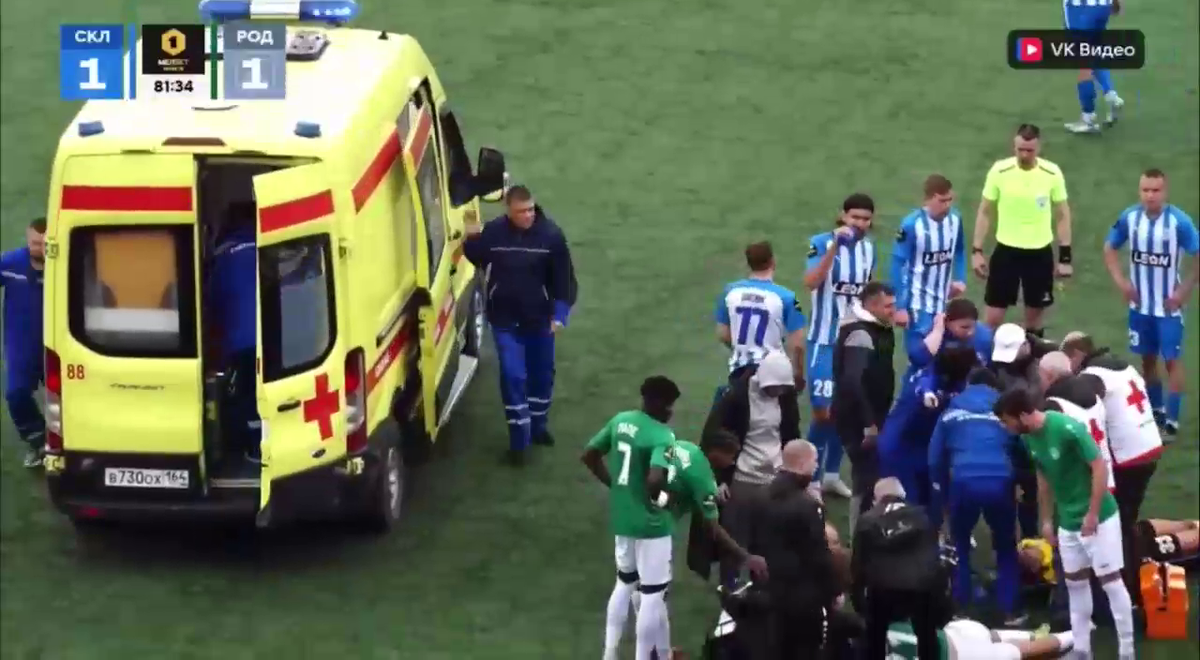 Cea mai brutală ciocnire între fotbaliști într-un meci din Rusia! Două ambulanțe au intrat pe teren, iar jucătorii au fost transportați de urgență la spital