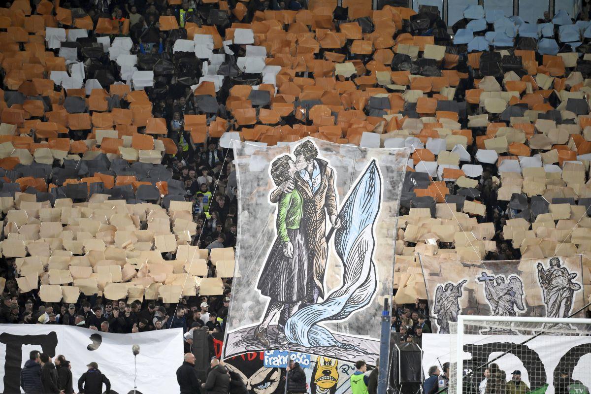 Scenografie spectaculoasă a suporterilor lui Lazio pentru derby-ul cu AS Roma