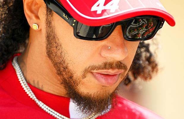 Lewis Hamilton, nemulțumit de îmbunătățirile aduse de Ferrari: „Mașina încă are probleme mari”