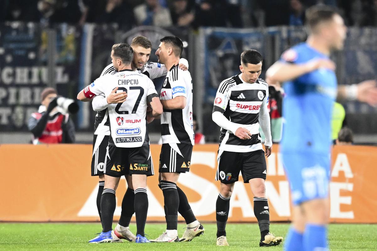 CroșeU la titlu! U Cluj a făcut-o KO pe Craiova rămasă în 10 oameni și revendică pe merit locul 1