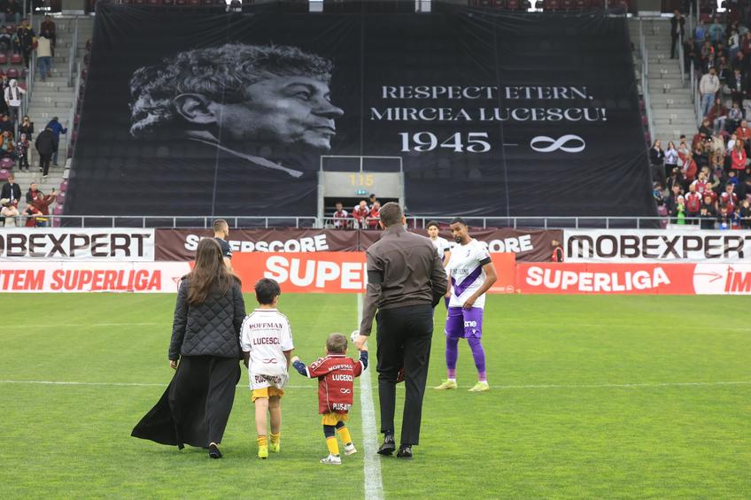 Imagine antologică: micuții Horia și Lucio au intrat pe gazon și au dat lovitura de începere la Rapid - FC Argeș, în memoria străbunicului lor, Mircea Lucescu // foto: Ionuț Iordache (GSP)