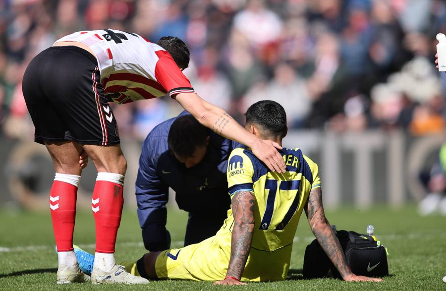 Cristian Romero, accidentat în timpul meciului dintre Sunderland și Tottenham / foto: Imago Images Lovitură grea încasată de Tottenham » Profită Radu Drăgușin?