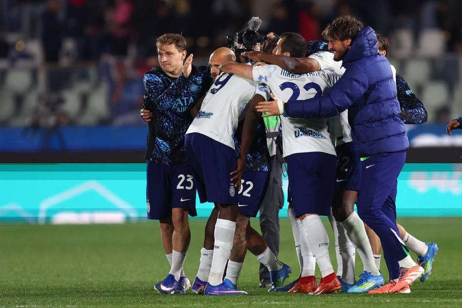 Jucătorii lui Chivu sărbătoresc victoria lui Inter de la Como cu 4-3 / Foto: Imago Cristi Chivu îi poate depăși pe Conte și Simone Inzaghi » Mai are șase meciuri pentru a doborî recordul clubului!