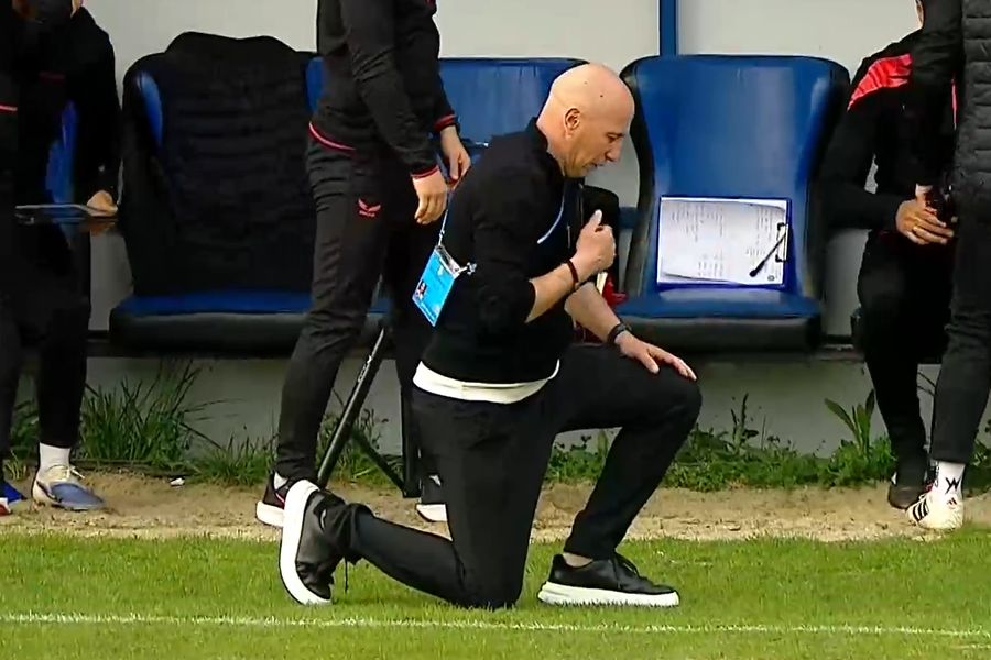 La finalul partidei, Robert Ilyeș, antrenorul lui Csikszereda a căzut în genunchi și a făcut semnul crucii de câteva ori / foto: captură Prima Sport Robert Ilyeș, cu lacrimi în ochi, după victoria cu Metaloglobus: „Credeți-mă că îmi este foarte greu”