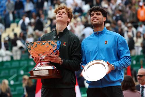 Jannik Sinner și Carlos Alcaraz cu trofeele de la Monte Carlo 2026 Foto: Imago Images