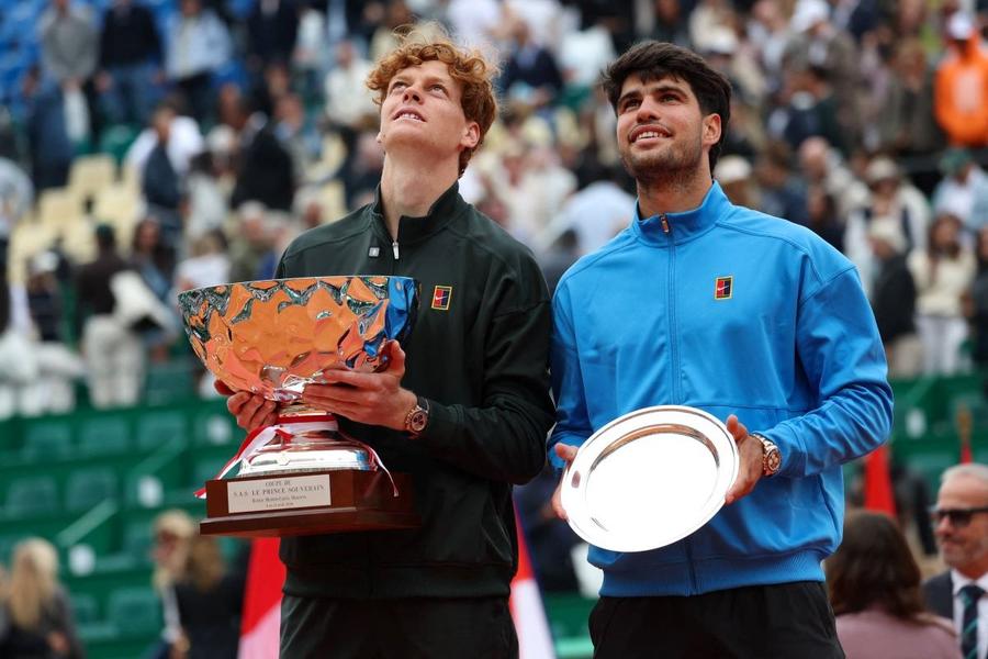 Jannik Sinner și Carlos Alcaraz cu trofeele de la Monte Carlo 2026 Foto: Imago Images Numărul 2 ATP își arată personalitatea: „Nu am copiat pe nimeni, lumea știe că sunt Carlos Alcaraz”