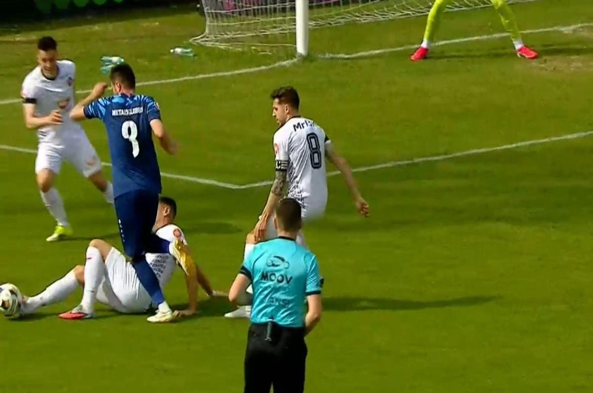 Florin Bratu îl acuză pe „centralul” de la Metaloglobus - Csikszereda: „Nu ai cum să nu dai penalty acolo!”