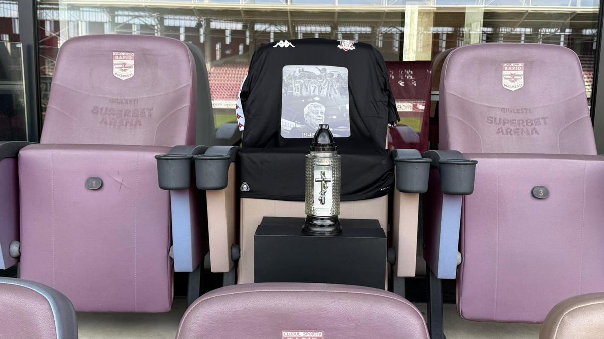 Scaunul lui Mircea Lucescu din loja de pe stadionul Giulești