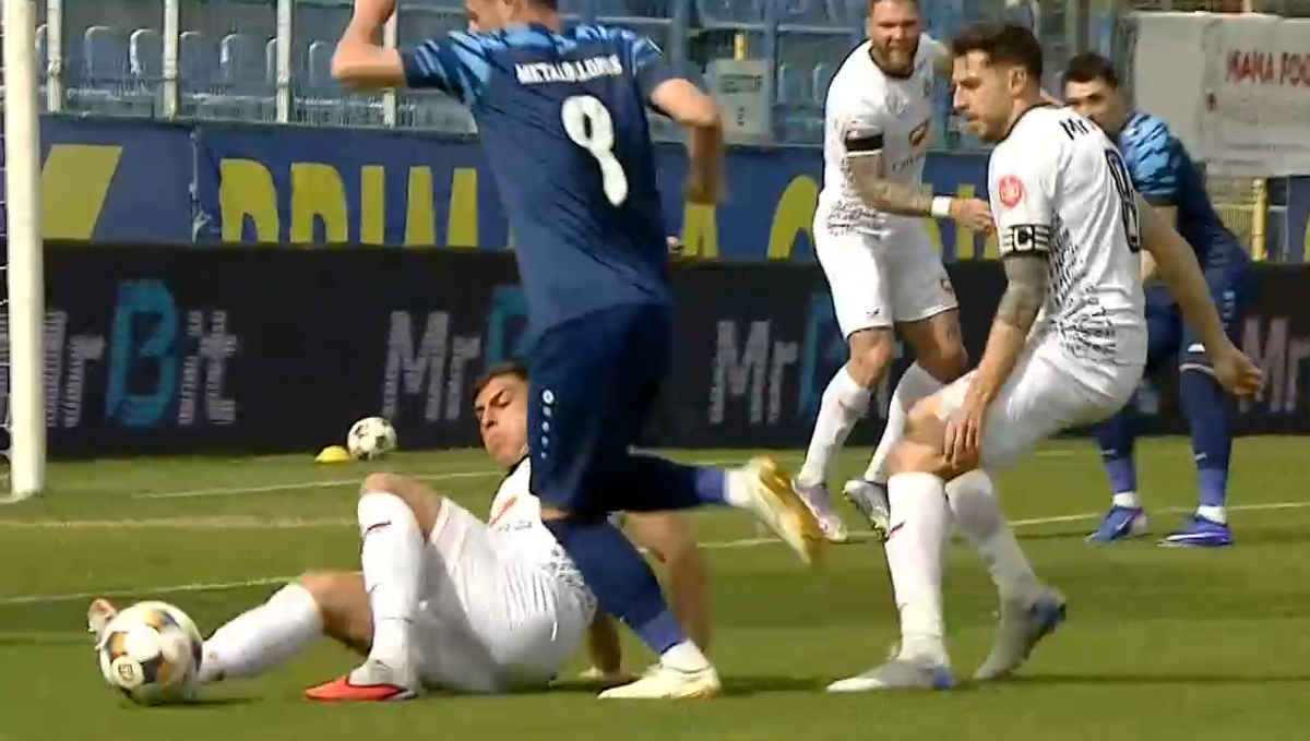 Florin Bratu îl acuză pe „centralul” de la Metaloglobus - Csikszereda: „Nu ai cum să nu dai penalty acolo!”