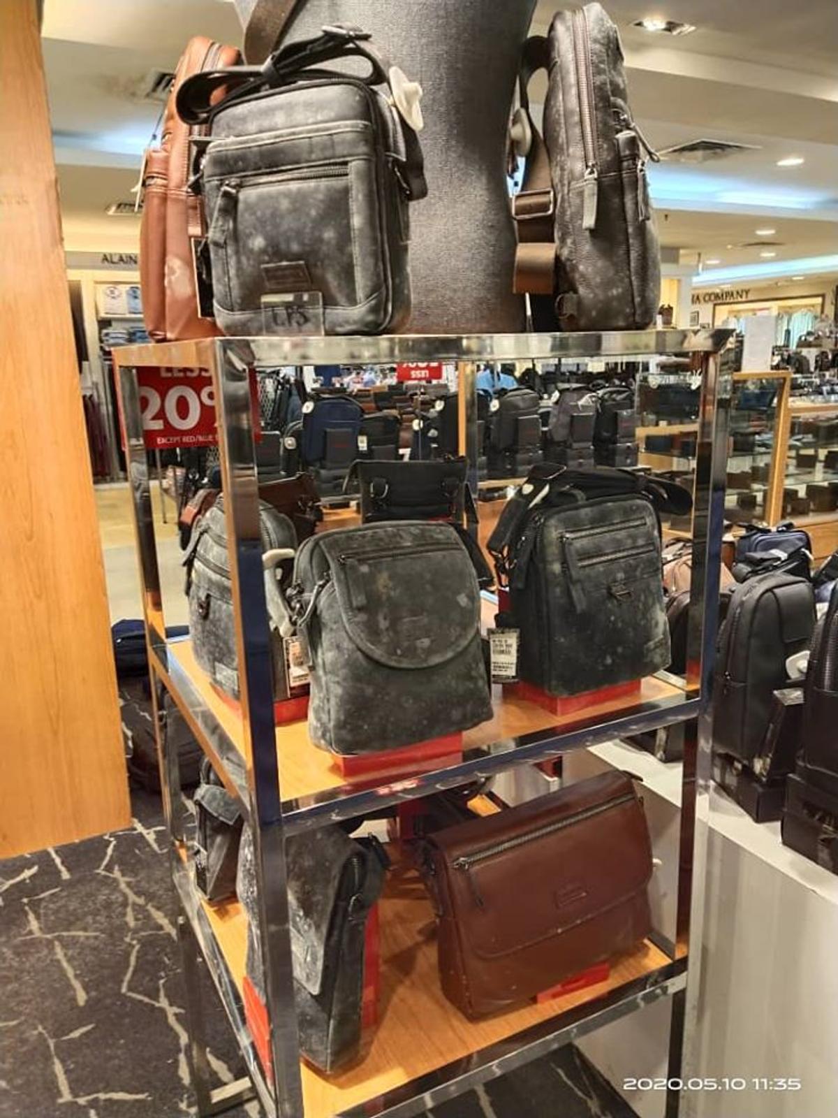 COVID-19. Imagini horror din mall! Pantofii și gențile, distruse de mucegai după ce magazinul a fost închis 2 luni