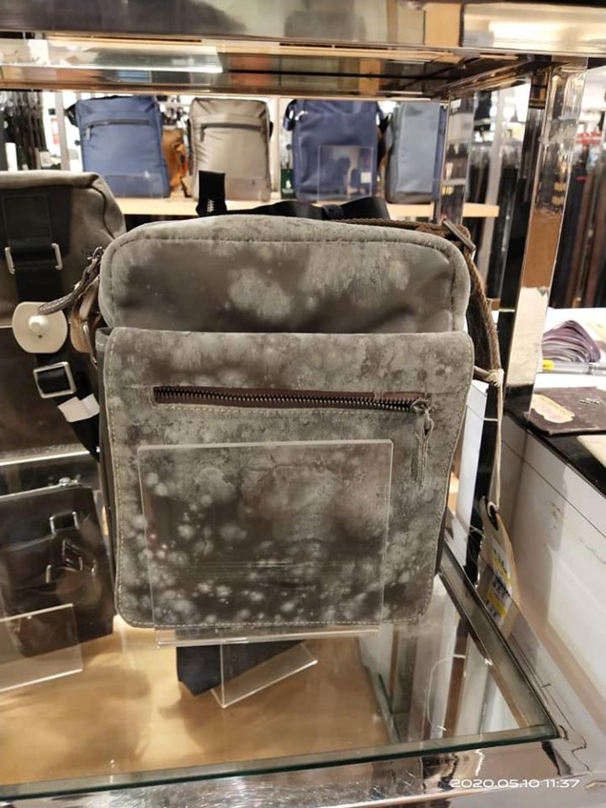 COVID-19. Imagini horror din mall! Pantofii și gențile, distruse de mucegai după ce magazinul a fost închis 2 luni