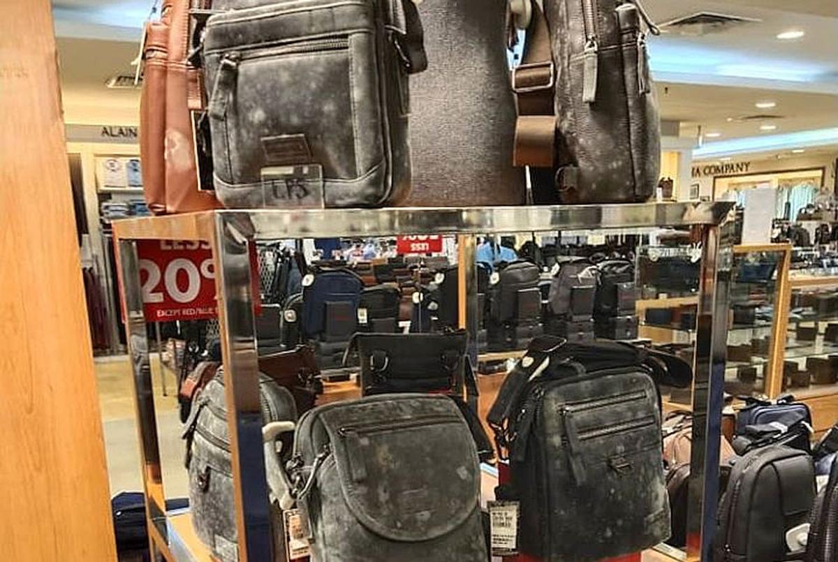 COVID-19. Imagini horror din mall! Pantofii și gențile, distruse de mucegai după ce magazinul a fost închis 2 luni