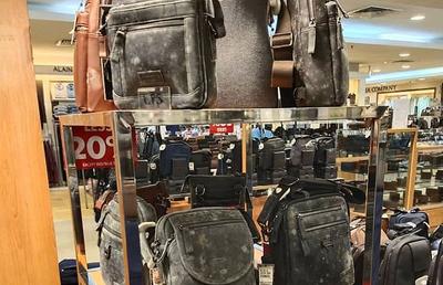COVID-19. Imagini horror din mall! Pantofii și gențile, distruse de mucegai după ce magazinul a fost închis 2 luni