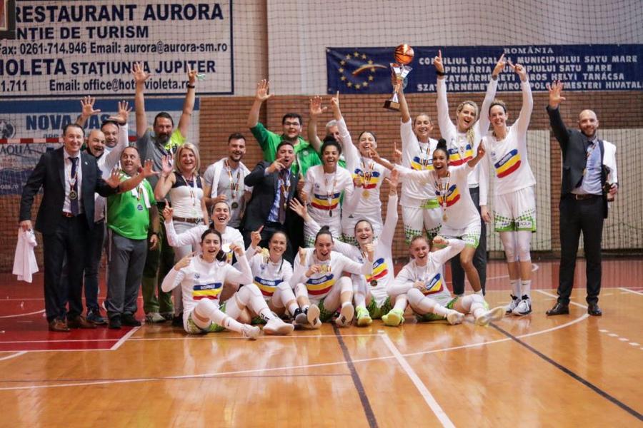 Baschetbalistele și oficialii de la Sepsi, arătând cifra 5, câte titluri naționale au adunat Foto Miska Brigitta Hegemonia celor de la Sepsi continuă » O singură înfrângere în cele 31 de partide disputate în acest sezon!