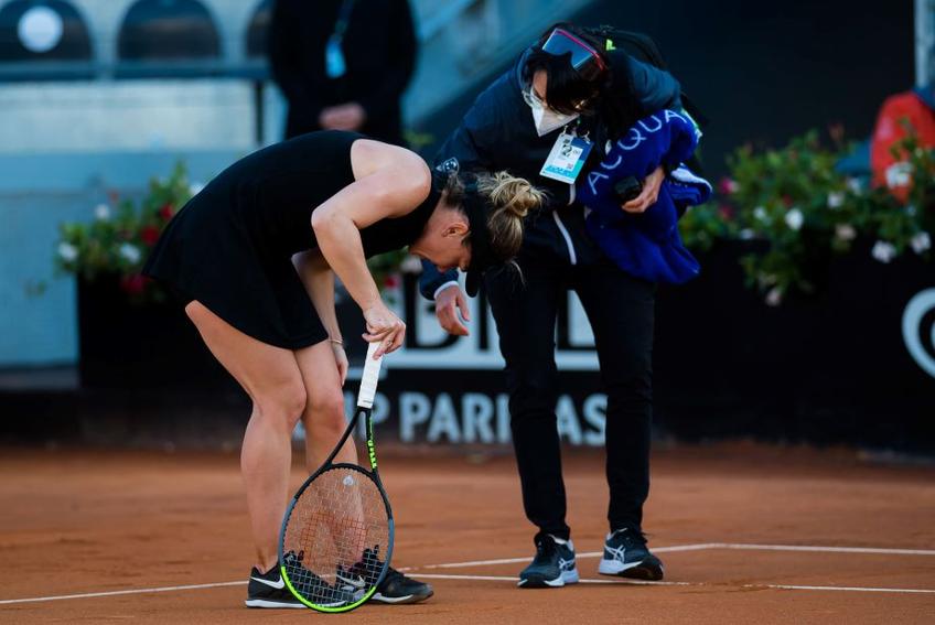 Simona Halep palpând locul dureros după accidentare Foto Hepta